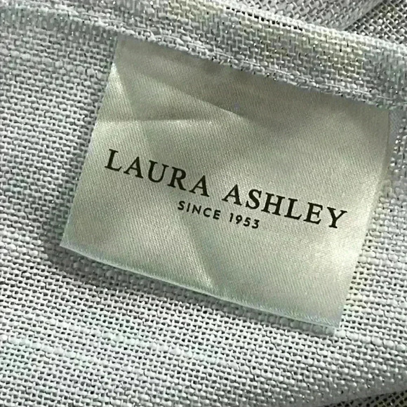 Laura Ashley 6 Napkins 18x18 White/Silver Polyester Christmas Dinner Party NWOT - Picture 2 of 3